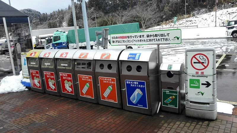 Контейненры для раздельного сбора отходов в Японии