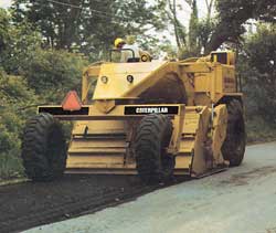 Рис. 2. Машина RM-350B фирмы Caterpillar для холодной регенерации и стабилизации дорожного покрытия