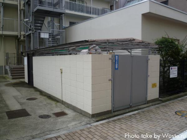Домик для накопления мусора в центре Токио