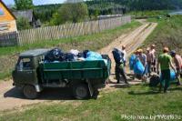 Погрузка мешков с мусором в грузовик