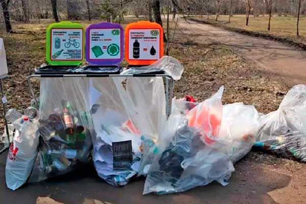 Сбор предварительно сортированных в оборотные пакеты различного цвета для мусора вместимостью до 10 кг